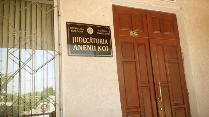 Un absolvent al Institutului Naţional de Justiţie ar fi pretins 30 de mii de euro pentru soluţionarea unui dosar de viol