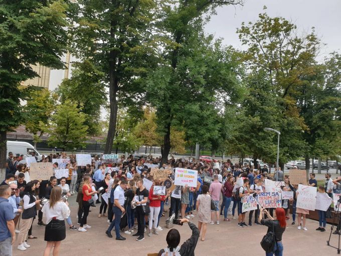 VIDEO. Protest în faţa Parlamentului, împotriva majorării TVA-ului pentru HoReCa