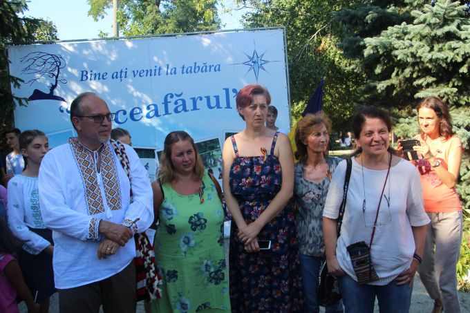 Ministrul Educaţiei şi Ambasadorul României la Chişinău au fost în vizită la tabăra „Luceafărul”, unde se odihnesc 100 de elevi din România
