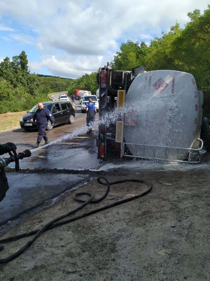FOTO. Un camion care transporta motorină s-a răsturnat în apropiere de localitatea Mereşeni, Hînceşti