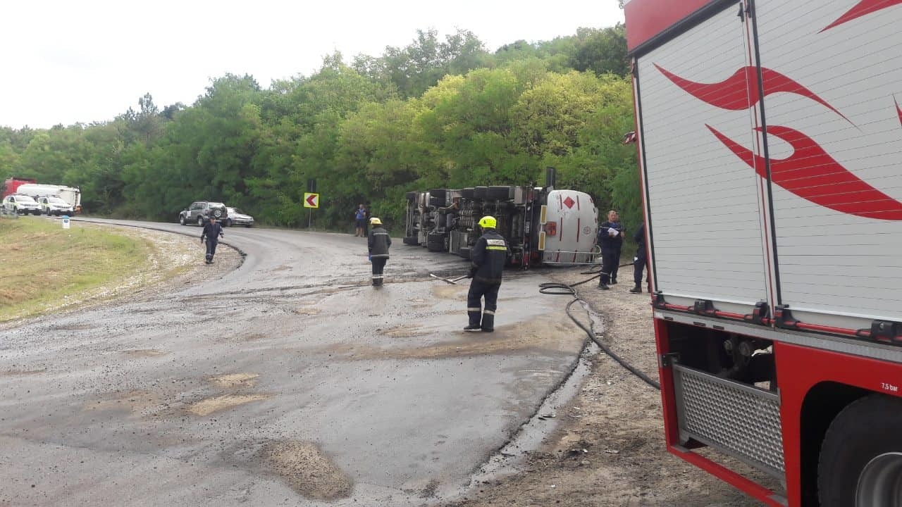 FOTO. Un camion care transporta motorină s-a răsturnat în apropiere de localitatea Mereşeni, Hînceşti