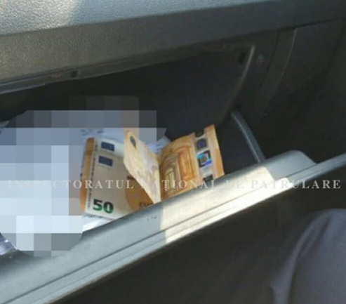 INP: O tânără a aruncat 100 de euro în maşina poliţiei, după ce a fost prinsă la volan, fără a avea un permis de conducere