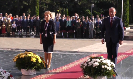 VIDEO. Igor Dodon şi Zinaida Greceanîi au depus flori la Complexul Memorial „Eternitate”