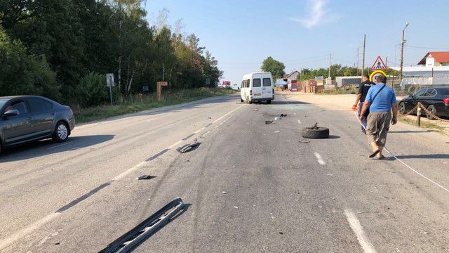 Un microbuz de rută, implicat într-un accident la Dumbrava. Trei pasageri au fost duşi la spital