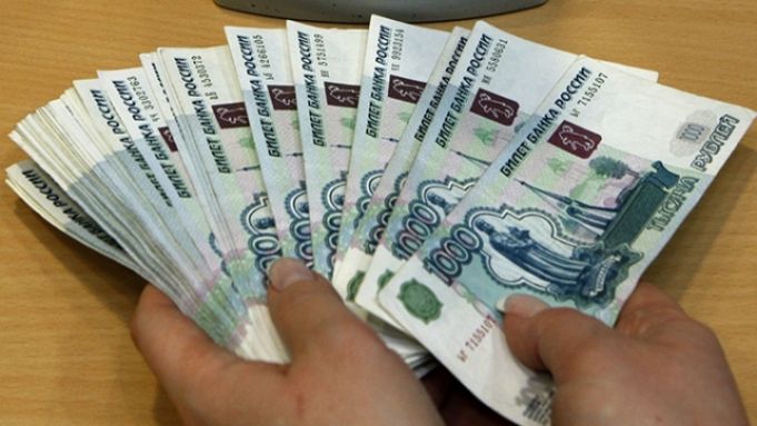 Transferurile bancare în ruble ruseşti s-au înjumătăţit