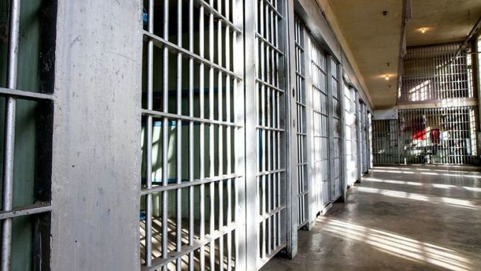 Un hoţ în lege, cunoscut în cercurile infracţionale drept "Makena", condamnat la 19 ani de închisoare, va ieşi la libertate mai devreme
