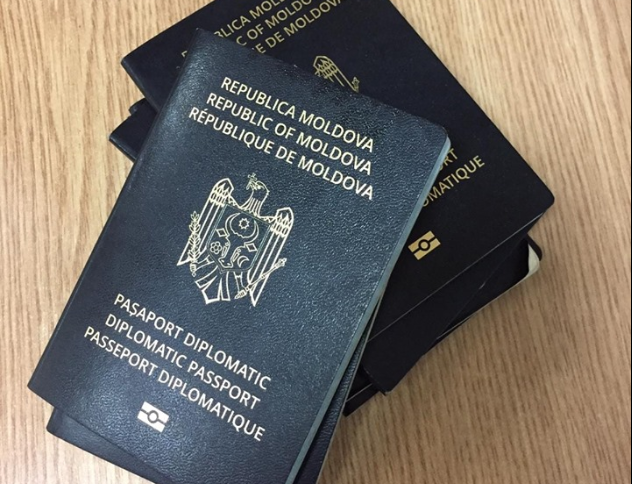 Foştii deputaţi şi demnitarii care continuă să călătorească în baza paşapoartelor diplomatice, deşi nu mai au dreptul, sunt somaţi să le întoarcă