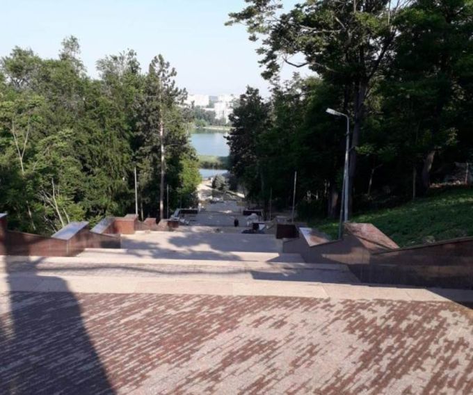 Scările de granit din Parcul „Valea Morilor” din Chişinău sunt gata