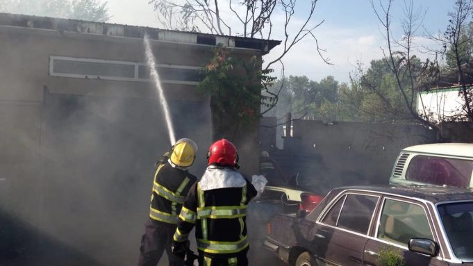 Un incendiu a izbucnit, ieri, la un atelier auto din Chişinău