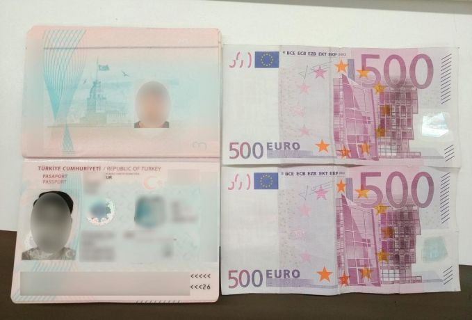 Acte şi bancnote falsificate, depistate pe Aeroportul Chişinău