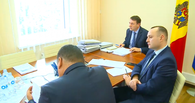 VIDEO. Comisia de anchetă prezintă primele rapoarte privind concesionarea Aeroportului şi companiei Air Moldova