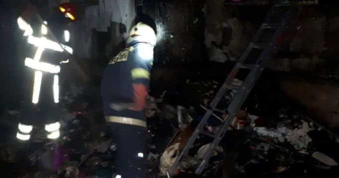 Un incendiu s-a produs ieri într-un bloc locativ cu 9 nivele din Chişinău. Focul a distrus un apartament plin cu gunoi