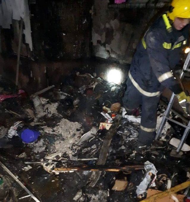 Un incendiu s-a produs ieri într-un bloc locativ cu 9 nivele din Chişinău. Focul a distrus un apartament plin cu gunoi