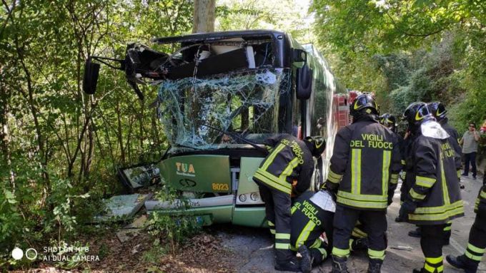 Zeci de răniţi după ce un autobuz a ieşit de pe carosabil, în Italia