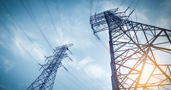Companiile energetice au vândut consumatorilor energie electrica la un preţ de două ori mai mare decât au procurat-o