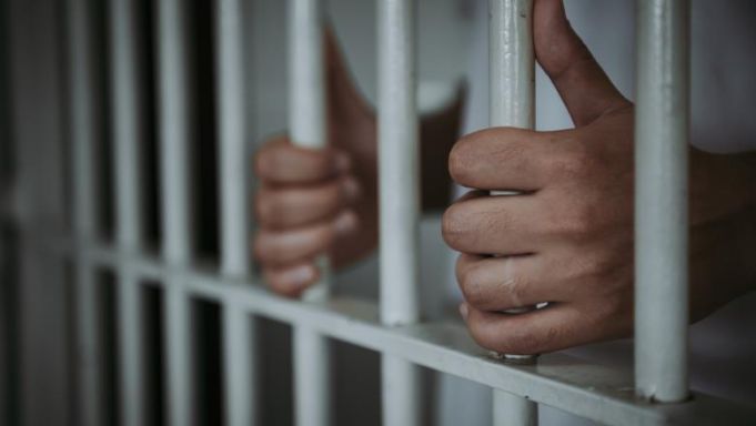 Un bărbat din raionul Ialoveni va sta 13 ani la închisoare pentru două crime comise, printre care şi un omor