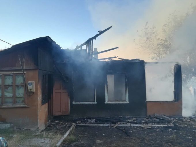 O locuinţă din Sadova, raionul Călăraşi, a luat foc. Pompierii au reuşit să evacueze două butelii de gaz din interior