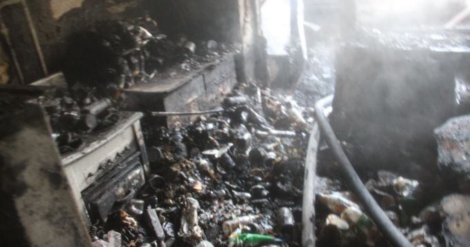 FOTO. Incendiu într-un bloc locativ cu 5 nivele din Chişinău, din nou, din cauza unui apartament plin cu gunoi