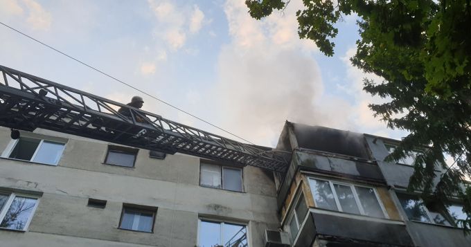 FOTO. Incendiu într-un bloc locativ cu 5 nivele din Chişinău, din nou, din cauza unui apartament plin cu gunoi