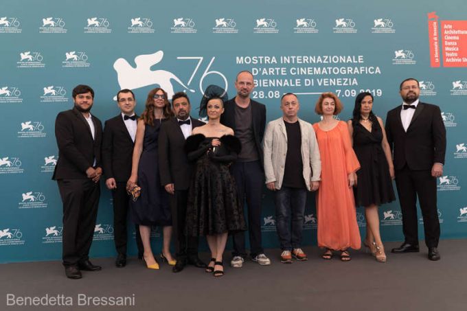 Filmul ''colectiv'', un documentar despre tragedia din urmă cu patru ani din Bucureşti - prezentat în premieră la Veneţia