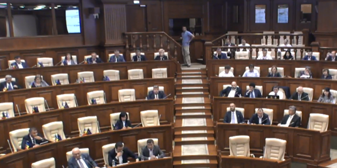 Parlamentul a luat act de cererile de demisie a doi deputaţi. Două fotolii au rămas libere