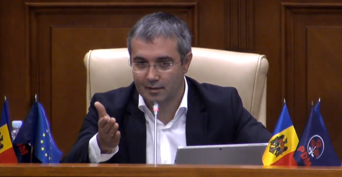 Sergiu Sârbu, deranjat de denumirea comisiei pentru elucidarea tuturor circumstanţelor privind tentativa puciului anticonstituţional a PDM. A propus modificarea denumirii