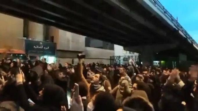 VIDEO. Proteste la Teheran. Iranienii au ieşit în stradă după ce autorităţile au recunoscut că avionul ucrainean a fost doborât