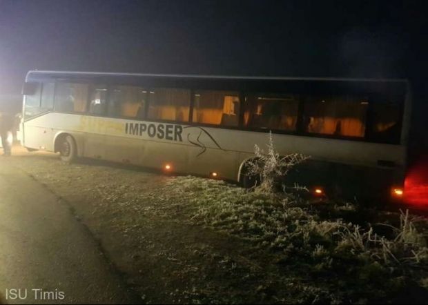 Un autobuz cu zeci de copii a derapat într-un şanţ în Timiş, România
