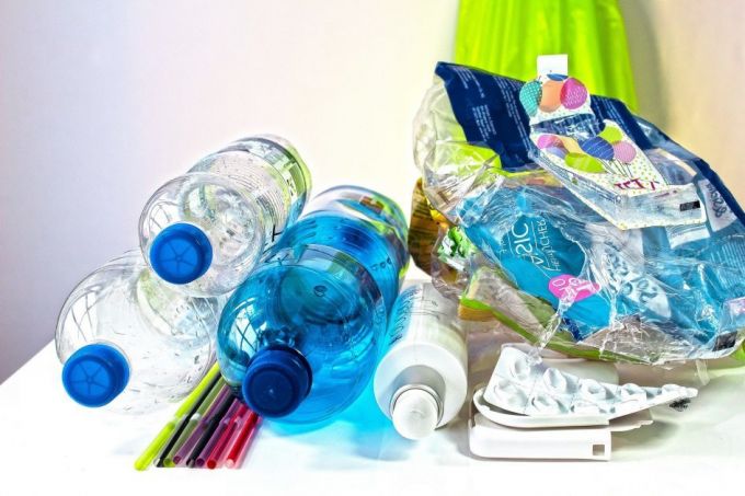 Comisia Europeană ia în calcul interzicerea ambalajelor din plastic