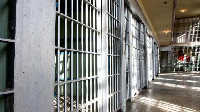 O femeie din Criuleni, condamnată la 14 ani de închisoare. Pe un bărbat l-a înjunghiat iar pe altul l-a atacat cu toporul