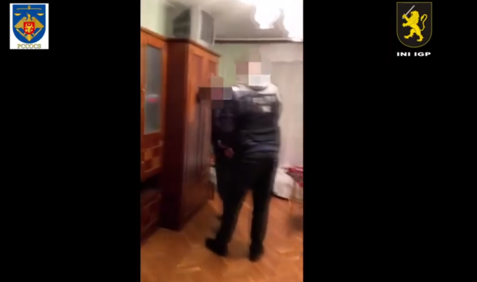 VIDEO. Apartament din Chişinău, transformat în studio de video-chat. Doi bărbaţi au fost reţinuţi