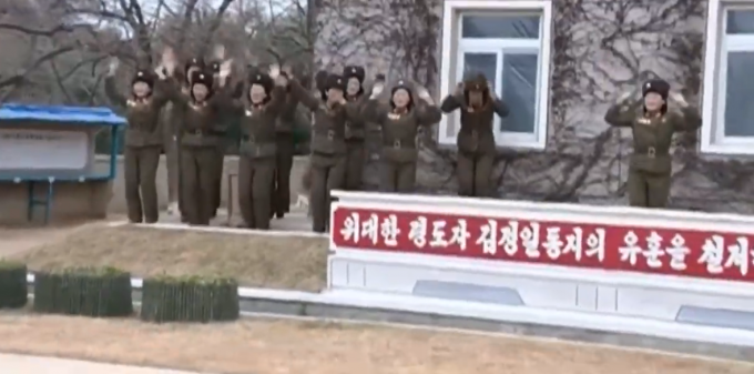 VIDEO. Cum l-au întâmpinat un grup de femei soldat din Coreea de Nord pe Kim Jong-Un