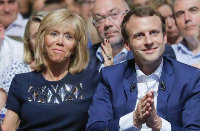 VIDEO. Preşedintele francez, Emmanuel Macron, a fost huiduit de protestatari, în timp ce era la teatru, cu soţia sa
