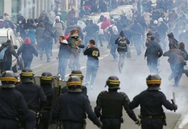 Franţa: Poliţia a alungat cu gaze lacrimogene protestatarii din apropierea sediului partidului lui Macron la Paris