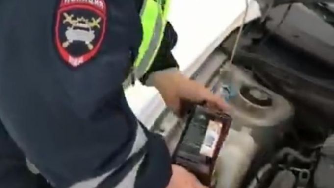 VIDEO. Un poliţist rus a fost concediat după ce a pus whisky în loc de lichid de parbriz în autospeciala Lada
