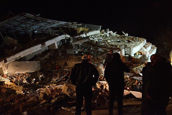 VIDEO. Un cutremur de magnitudine 6,8 a avut loc vineri seara în estul Turciei. Au fost anunţaţi morţi şi răniţi