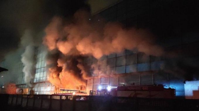 UPDATE/FOTO: Zece autospeciale şi peste 55 de pompieri încearcă să stingă incendiul din sectorul Rîşcani al Chişinăului