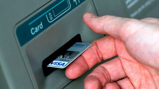 Majoritatea fraudelor aferente cardurilor bancare au loc fără prezenţa fizică a cardului