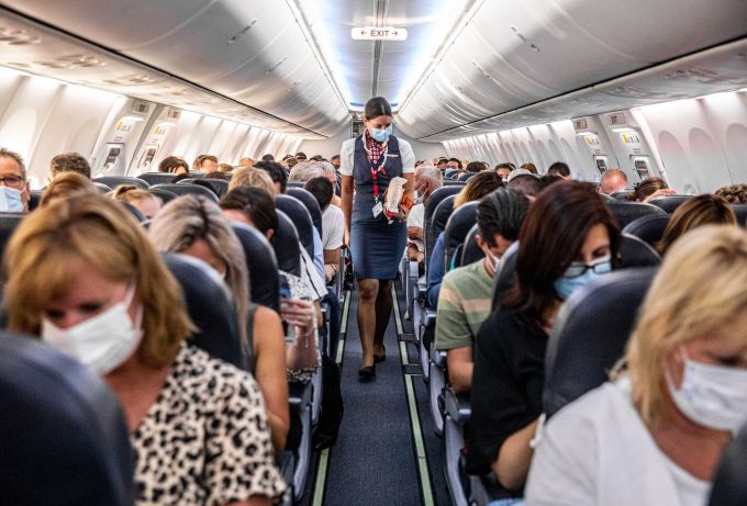 Studiu: Riscul de a contracta COVID-19 în avion este foarte scăzut dacă pasagerii poartă mască