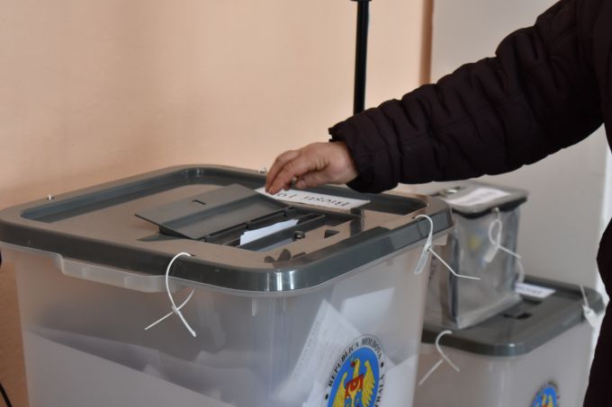 Alegeri prezienţiale: De astăzi alegătorii pot solicita votarea la locul aflării
