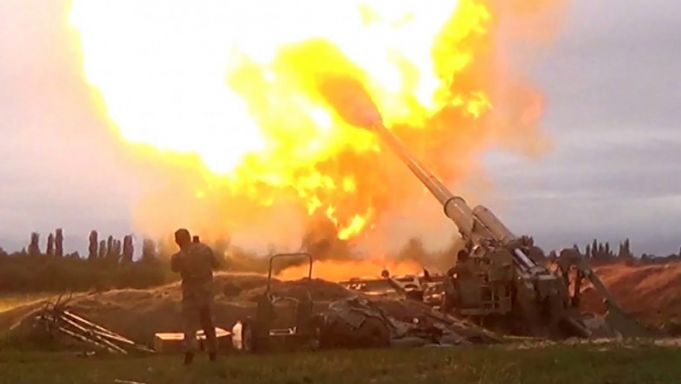 Militari azeri bombardaţi în câmp deschis de artileria armeană. Armistiţiul încheiat între cele două ţări a durat 4 minute