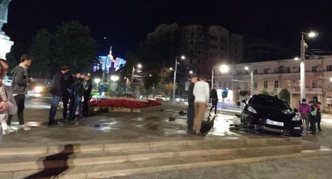 Un şofer grăbit şi neatent a intrat cu maşina de lux pe treptele de la Monumentul Domnitorului Ştefan cel Mare din centrul Chişinăului