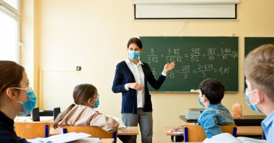 13 instituţii de învăţământ, în carantină: 265 de elevi şi 368 de profesori sunt infectaţi cu COVID-19