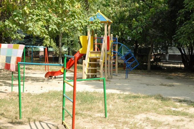 Accesul la terenurile de joacă din Chişinău rămâne restricţionat