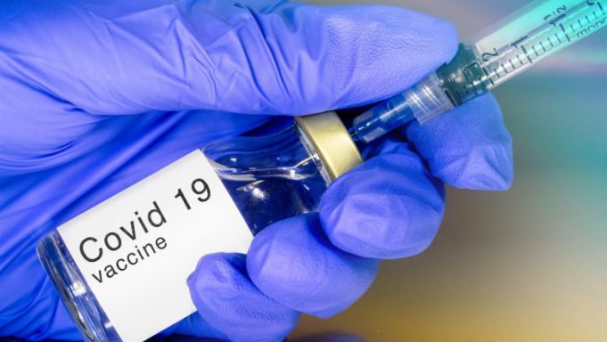 Marea Britanie este prima ţară care „peste câteva săptămâni” îşi vaccinează întreg personalul medical împotriva COVID-19
