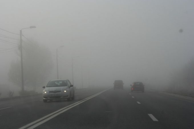 Măsuri de siguranţă pe timp de ceaţă. Recomandările poliţiei pentru şoferi şi pietoni