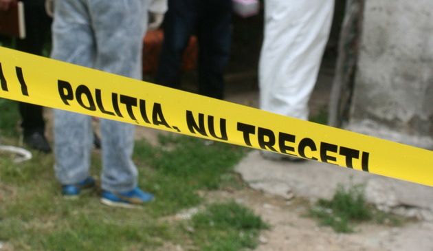 Un bărbat a fost găsit stragulat de copac de pe strada Alba Iulia din Chişinău