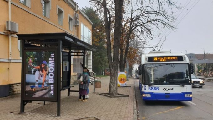 Peste o sută de staţii de aşteptare a mijloacelor de transport public din Chişinău vor fi modernizate