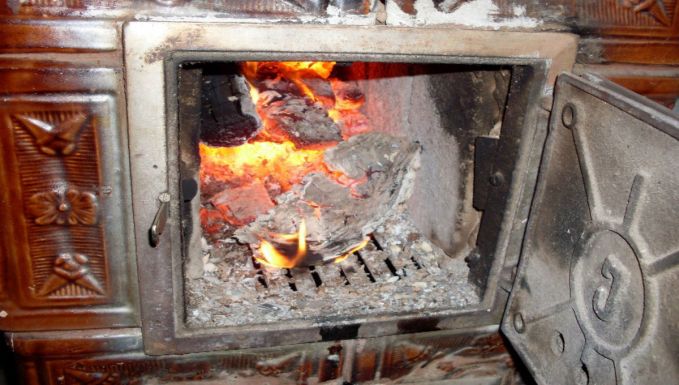 Salvatorii atenţionează: Exploataţi corect sobele de încălzit. De la începutul anului au fost înregistrate 132 incendii
