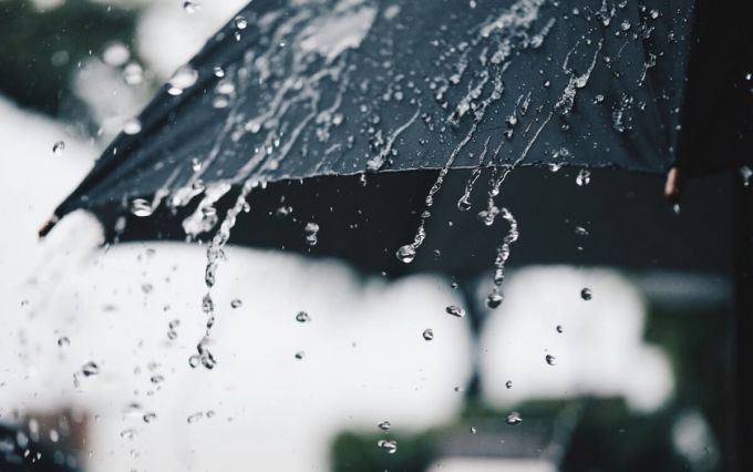 Nu uitaţi umbrelele acasă, meteorologii anunţă ploi în partea de nord şi centru a Republicii Moldova